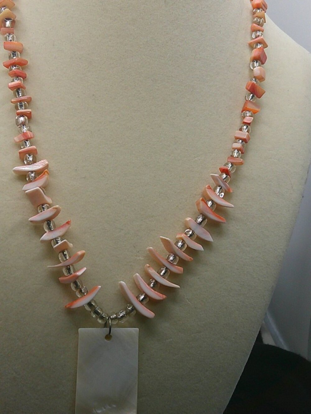 Pink shell Necklace - Picture 4 of 6
